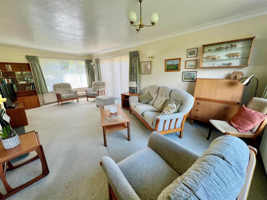 House in Totland, Colwell Bay - More
