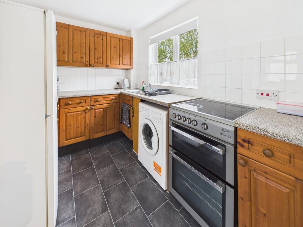 Albany Park, Colnbrook, Berkshire, SL3 photo 3
