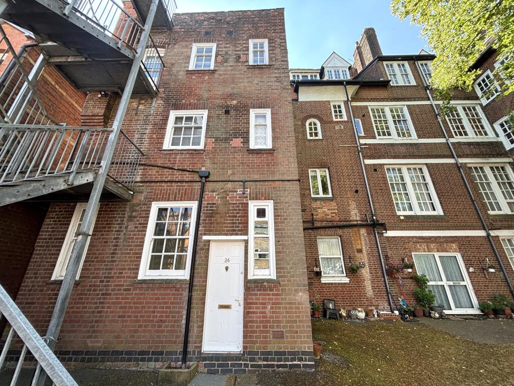 Main image of property: 8 Stoneygate Road, Stoneygate, Leicester, LE2