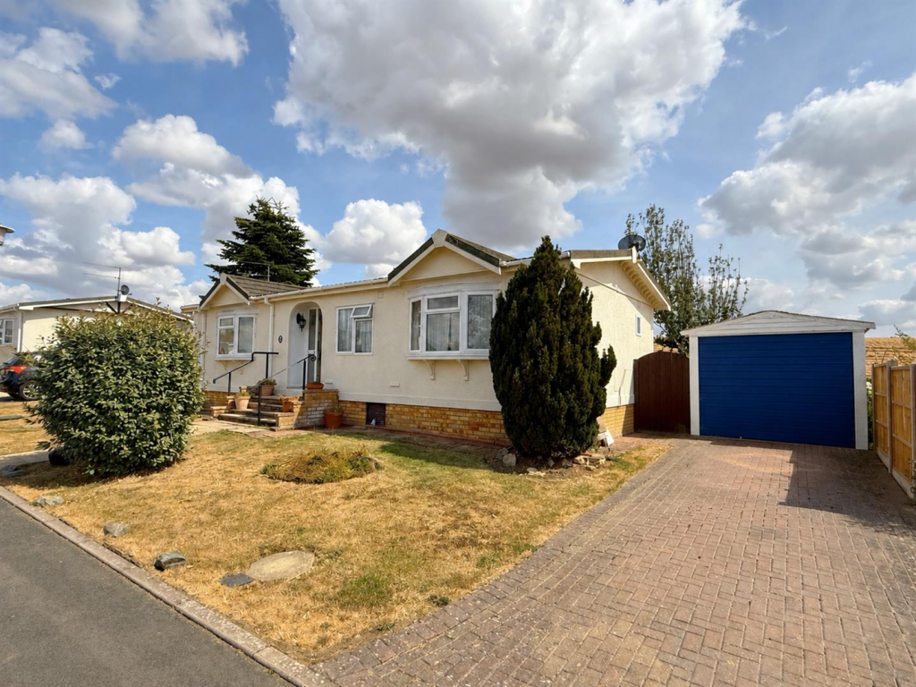 2-bed caravan on Rose Crescent, Dodwell, Stratford-upon-Avon, £165,000