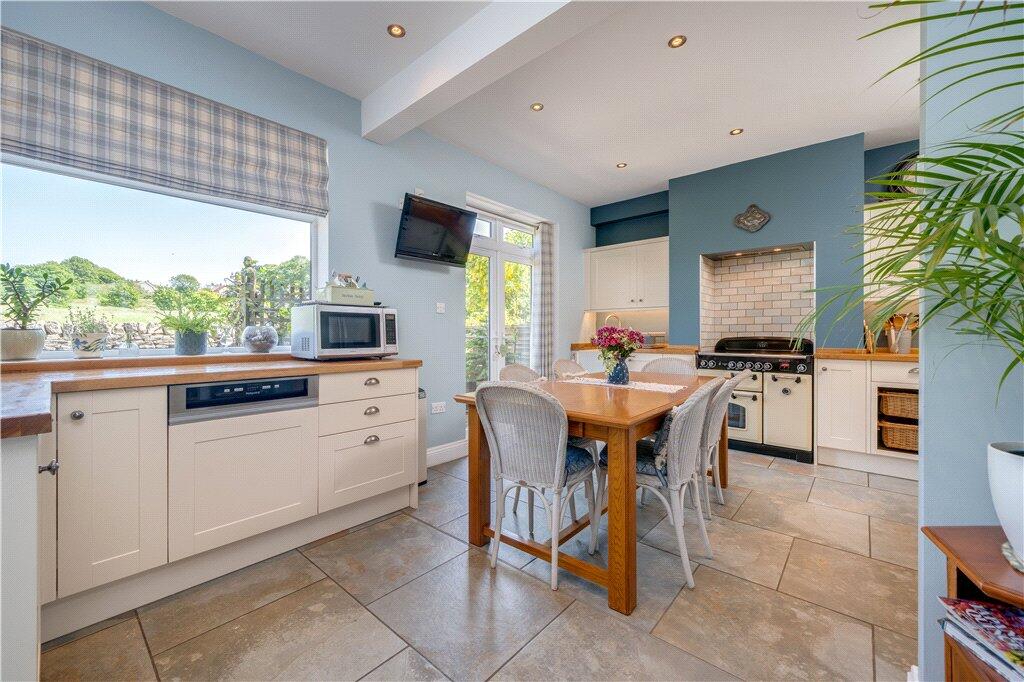 House in Bradford, Baildon - More