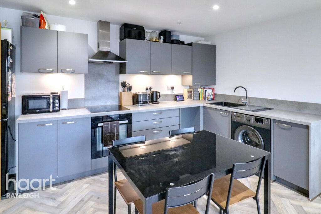 Apartment in Castle Point, Essex - View 2