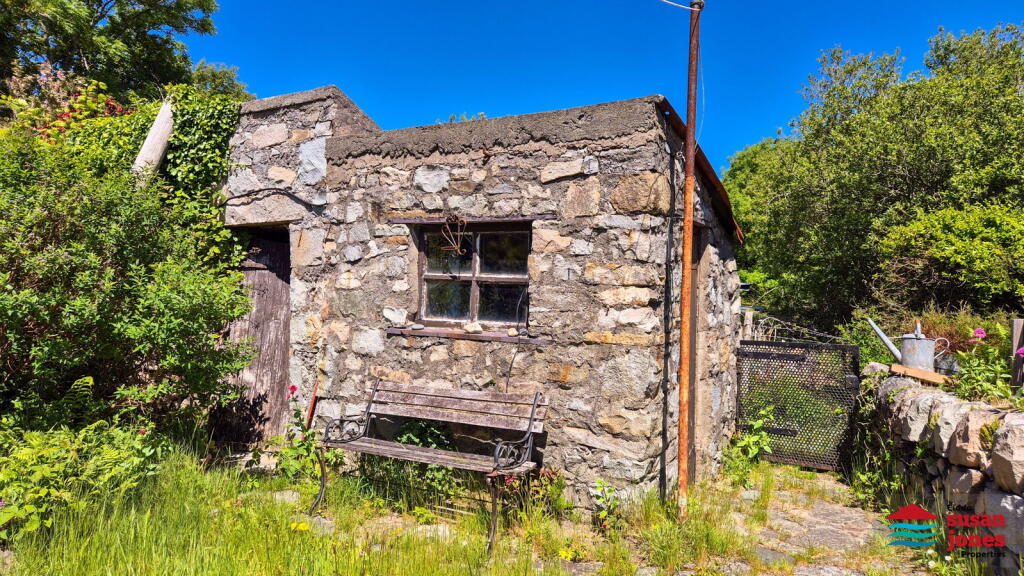 House in Llanaelhaearn, Trefor - View 3