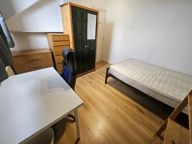 8 bedroom terraced house for rent
