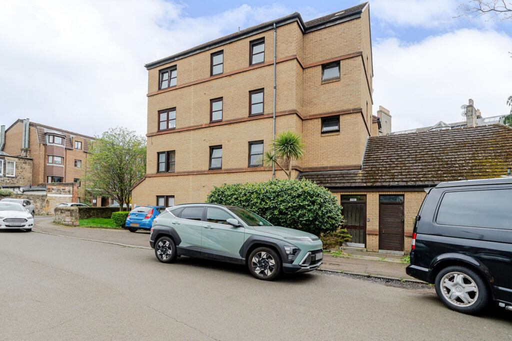 Main image of property: 29c Flat 2 Summerside Place, Edinburgh, EH6
