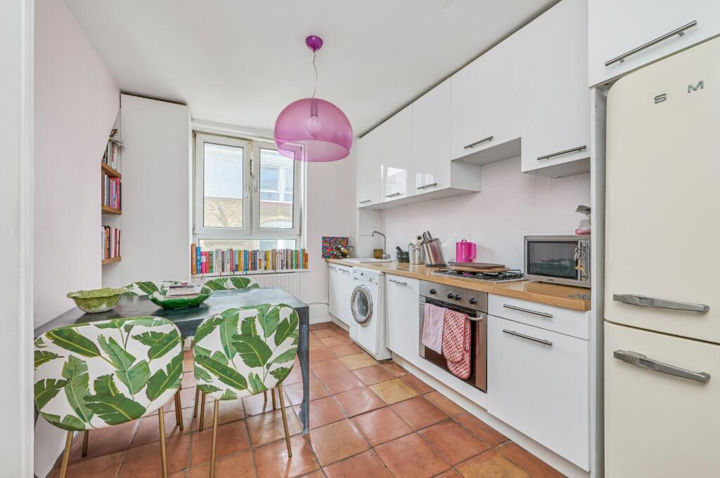 Apartment in London, Blenheim Gardens Estate, Streatham Hill - View 4
