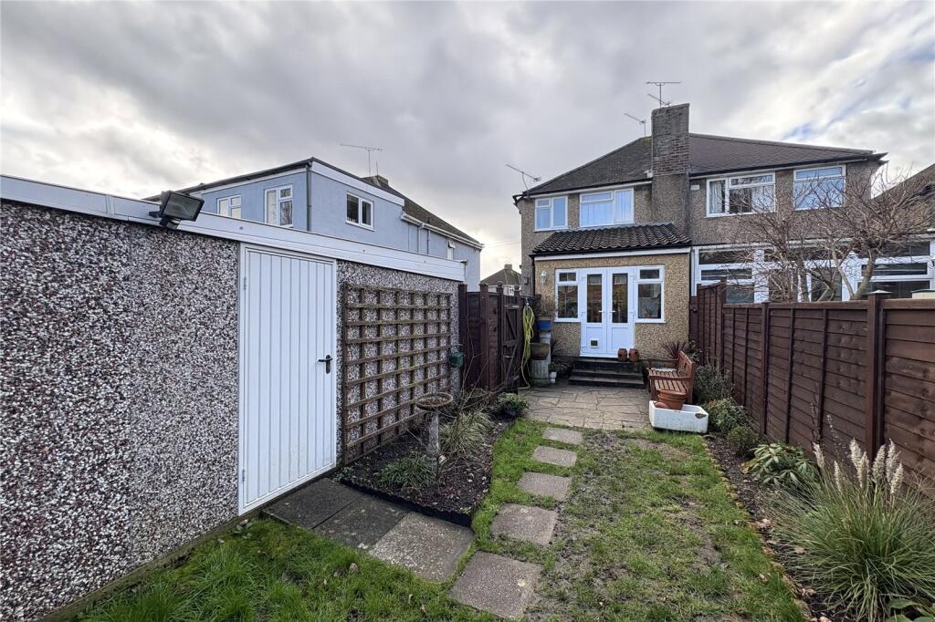 House in Rushmoor, North Town - More