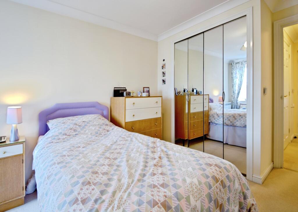 Apartment in Southend-on-Sea - More