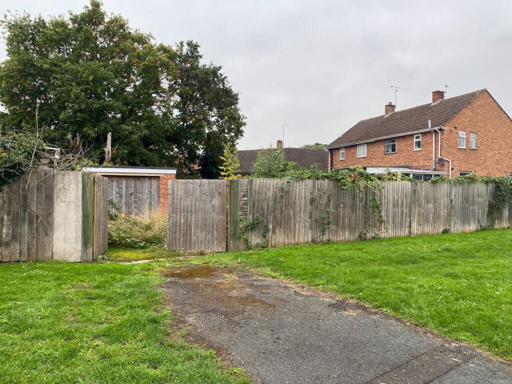 Moat Crescent, Malvern, Worcestershire, WR14 photo 2