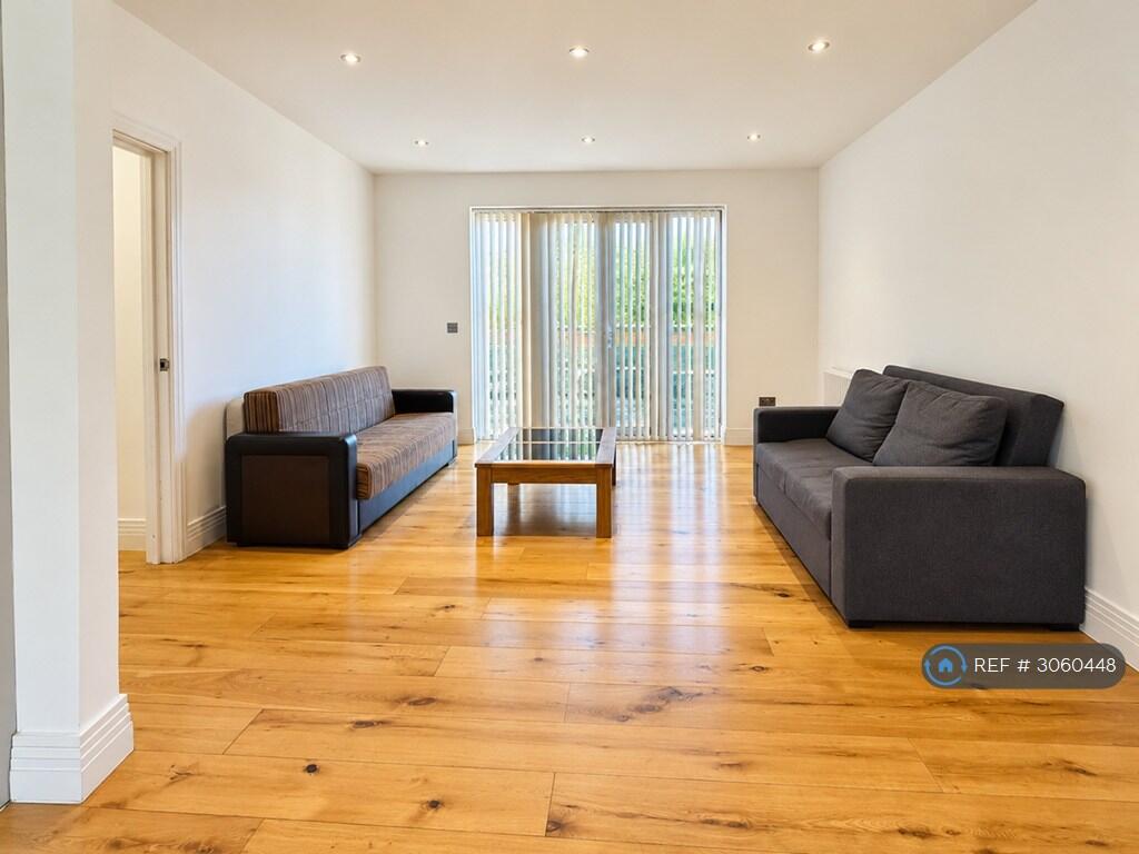 Apartment in Feltham - View 2
