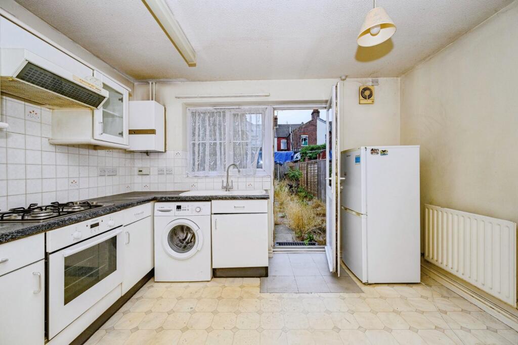 House in Luton, Limbury - View 5