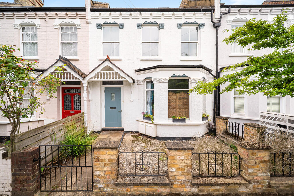 2-bed apartment on College Road, N21, £500,000
