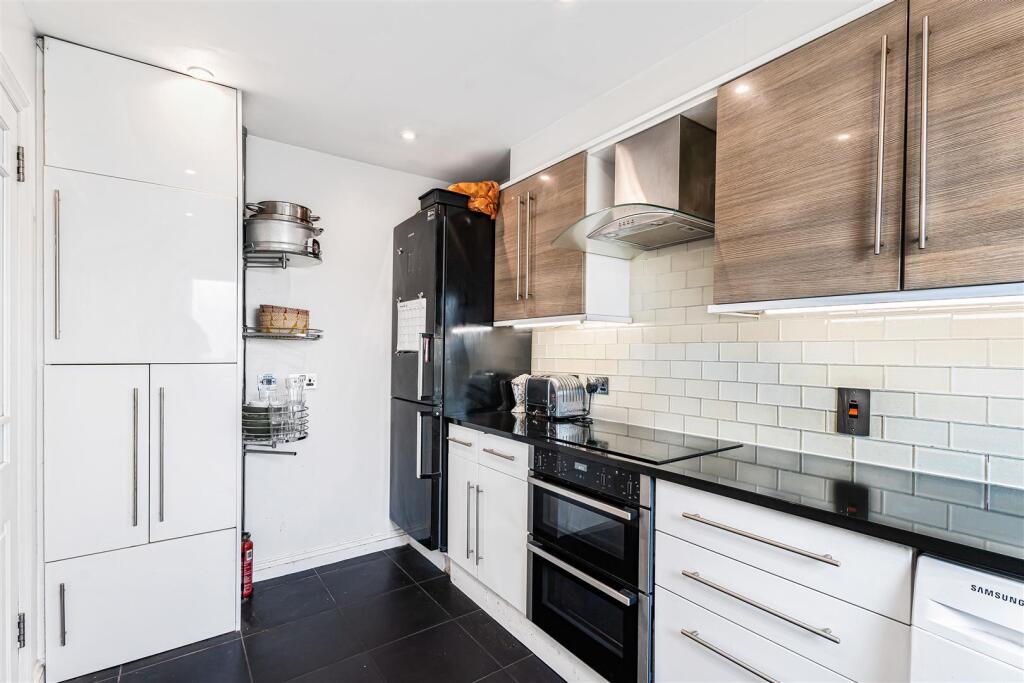 Apartment in Sutton - More