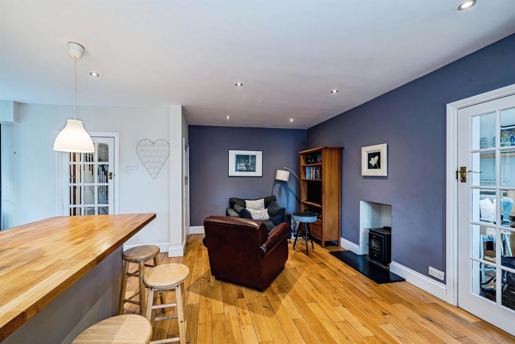 House in Aylesbury, Elmhurst - More