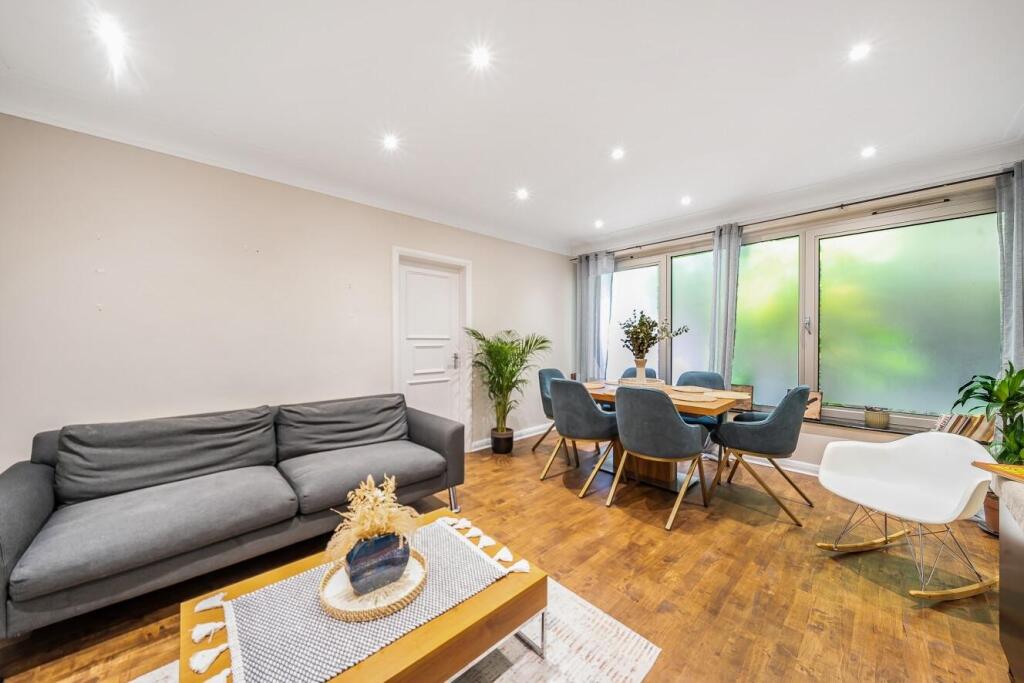 Main image of property: Queensborough Mews, Bayswater, London, W2