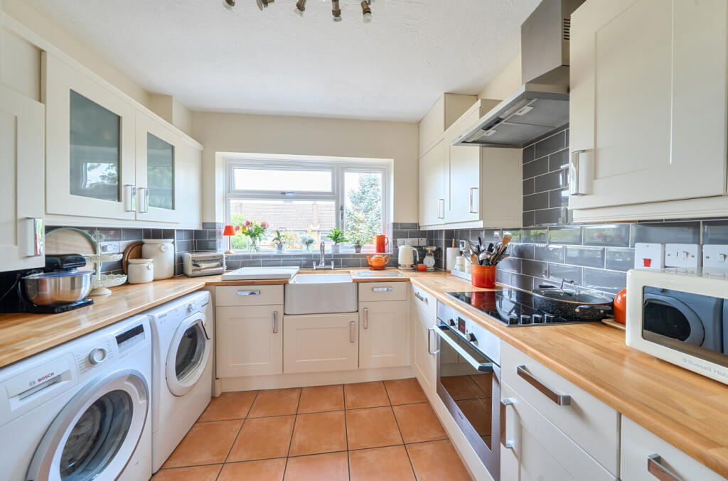 Brierley Close, Dunstable, Bedfordshire photo 4