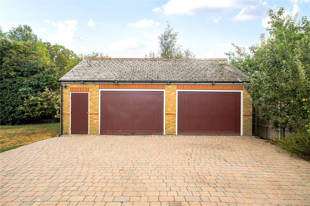House in Dartford - More