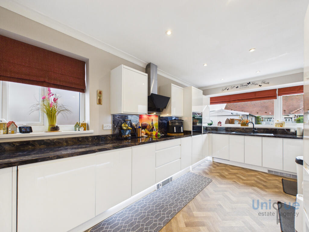 Avonside Avenue,  Thornton-Cleveleys, FY5 photo 2