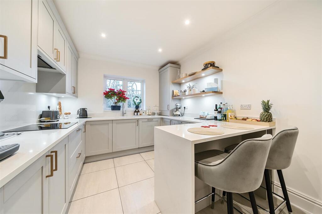 Apartment in Kingston upon Thames - View 2