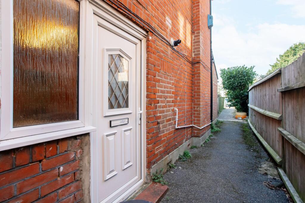 Apartment in Christchurch, Iford, Bournemouth - View 5