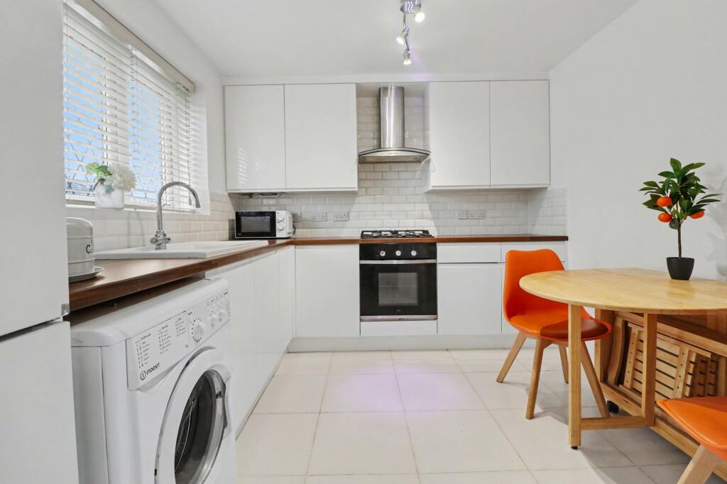 Garratt Close, Hedge End, SO30 photo 2