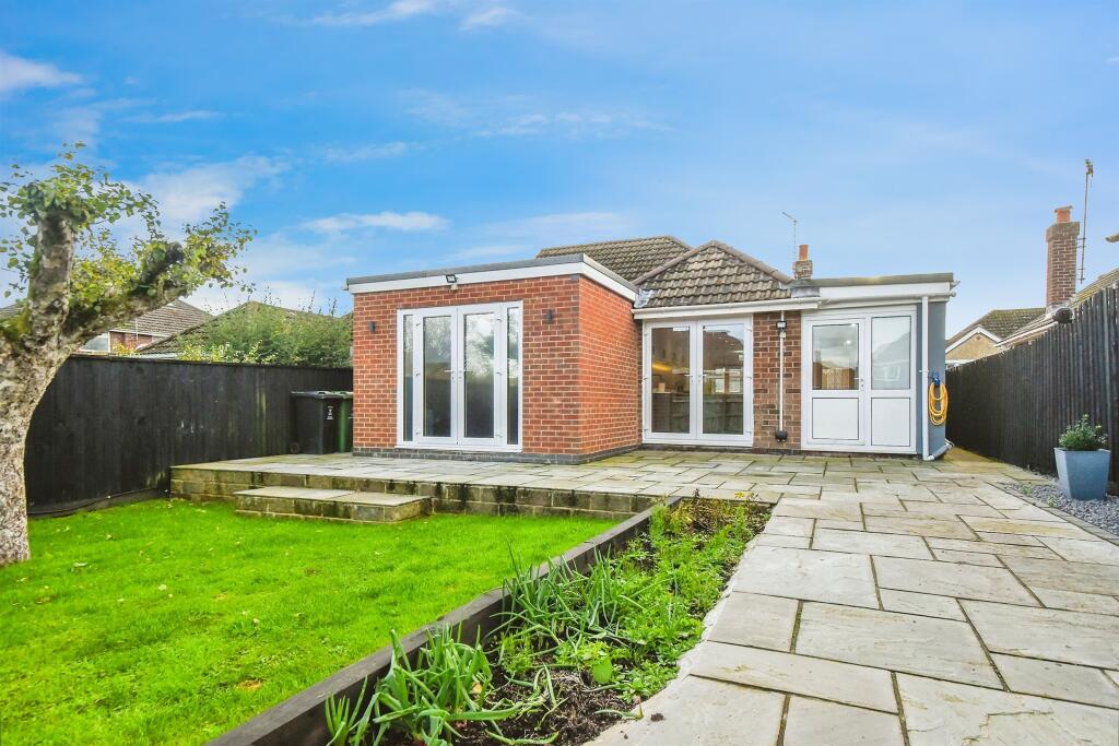 House in Swindon, Lakeside, Lawn - View 3