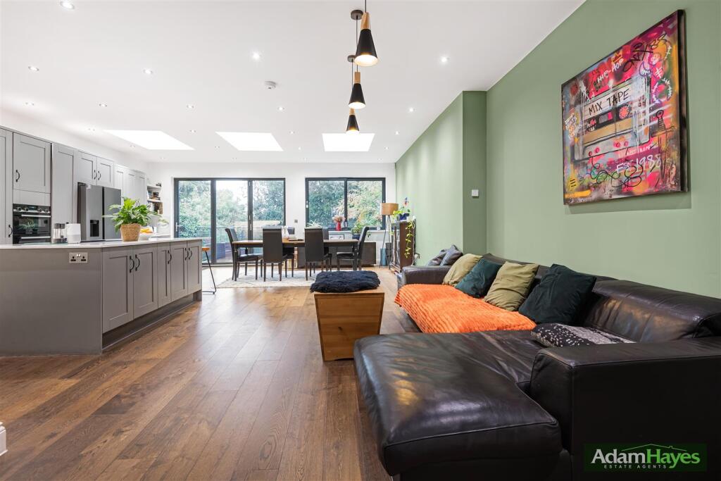 Park Crescent, Finchley, N3 photo 2