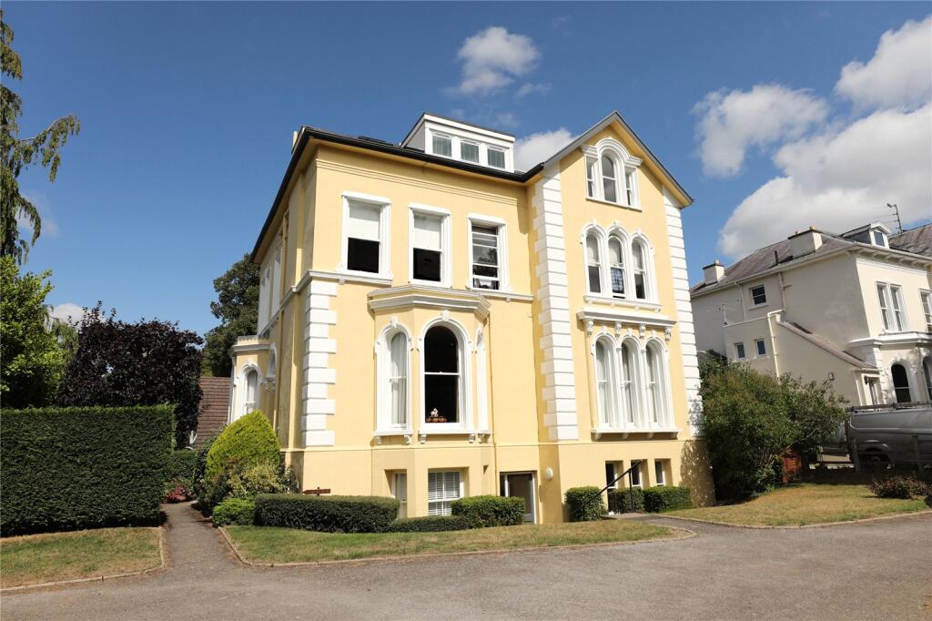 1-bed flat on Shurdington Road, Cheltenham, Gloucestershire, £175,000