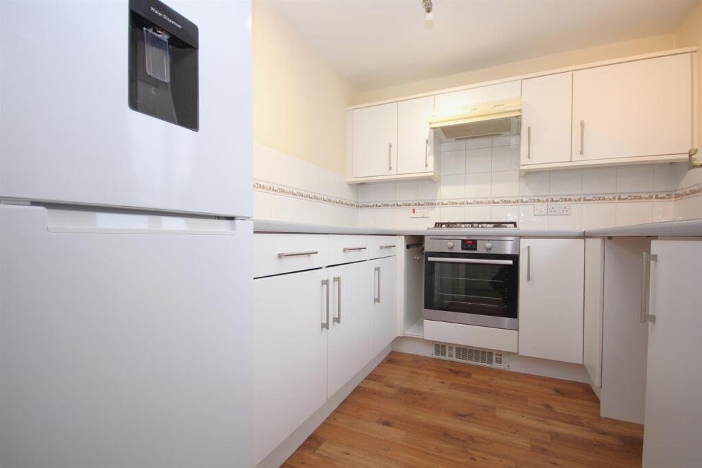 Saffron Way, Whiteley photo 3