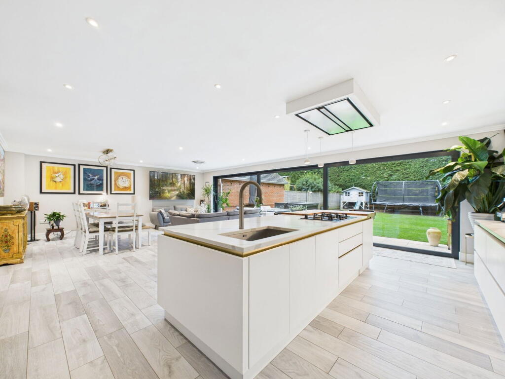 Fivens Place, Horsham photo 2