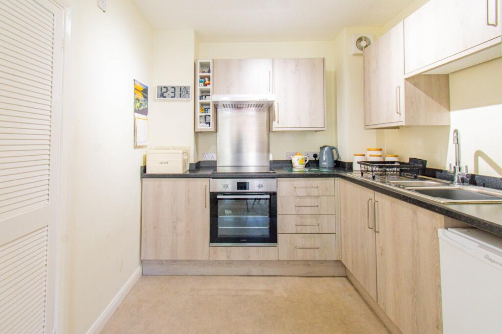 Apartment in Swindon, Marlborough - View 3