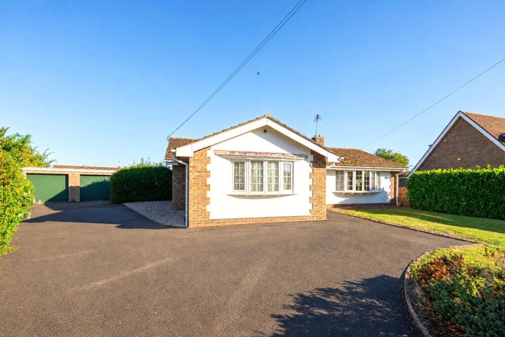 3-bed bungalow on Town Road, Quarrington, Sleaford, Lincolnshire, NG34, £375,000