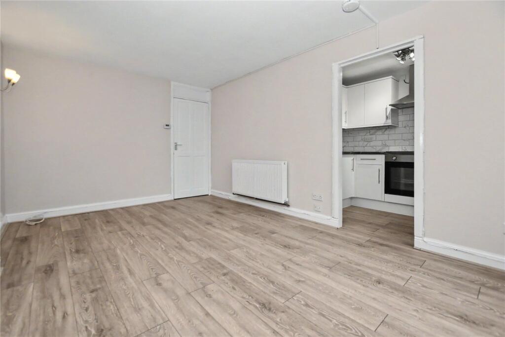 Apartment in Pudsey, Farsley Beck Bottom, Stanningley - View 4