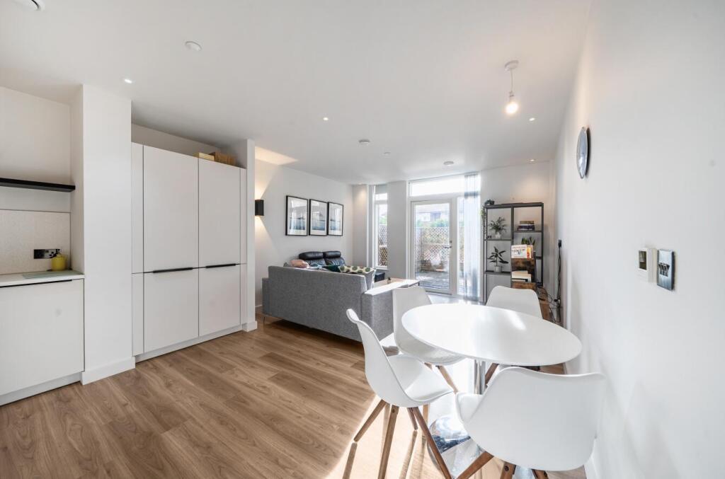 Apartment in Harrow - More