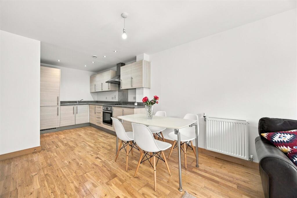 Apartment in Southall - View 3
