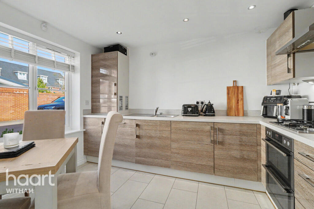 Duncombe Close, Witham photo 3