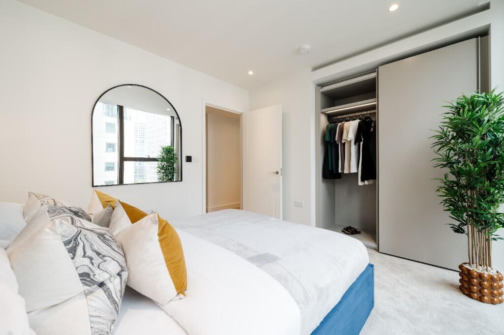 Main image of property: South Quay Plaza, Canary Wharf,
London,
E14 9SH