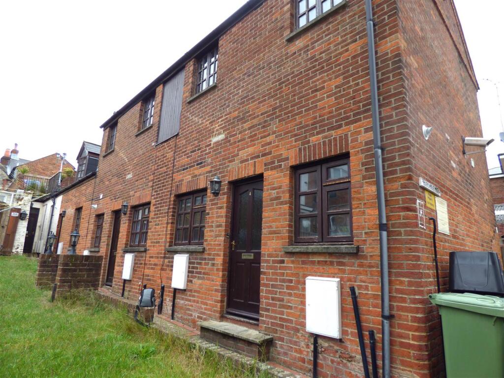 2-bed house on Union Road, Ryde, £119,000