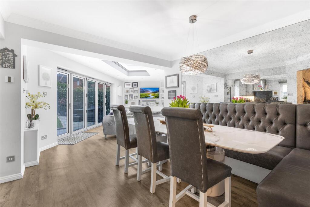House in Uttlesford, Great Dunmow - More