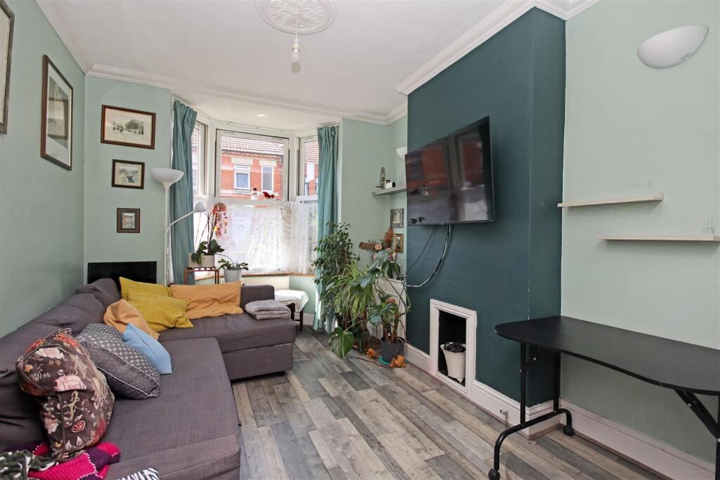 House in Rushden, North Northamptonshire - More