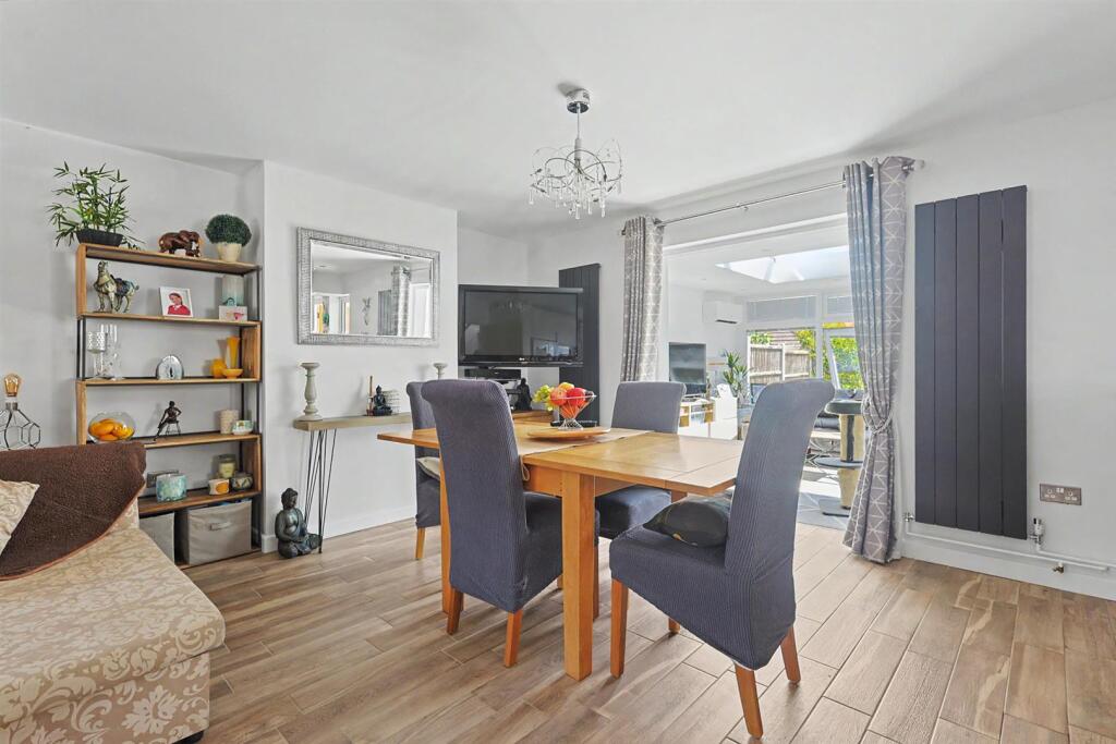 House in Southend-on-Sea - More
