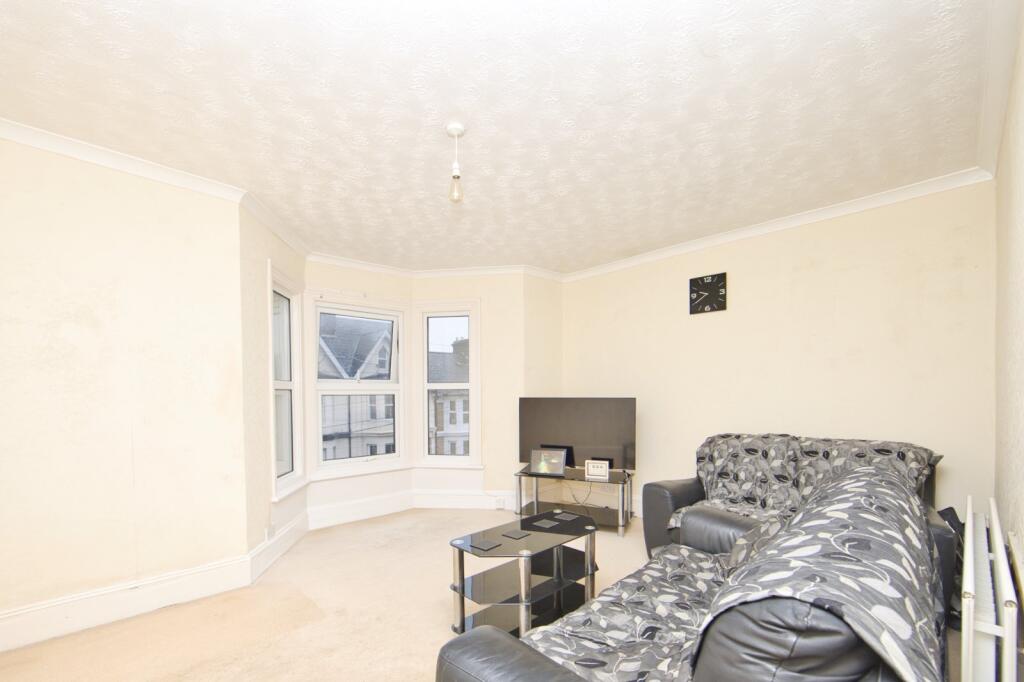 Apartment in Dover, Tower Hamlets - View 2