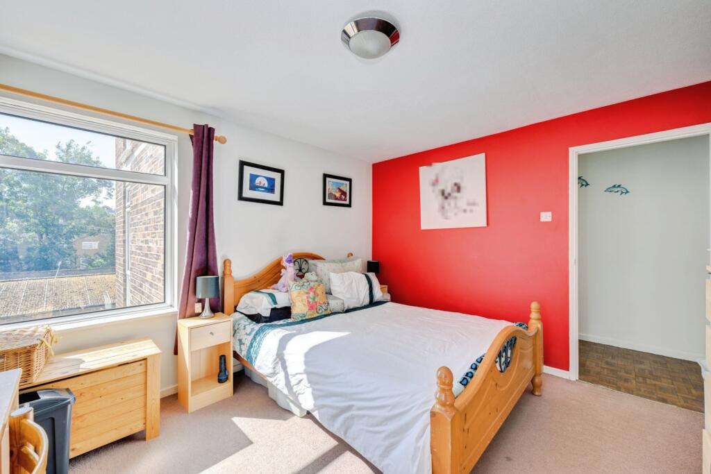 Apartment in Reigate and Banstead, Surrey - More
