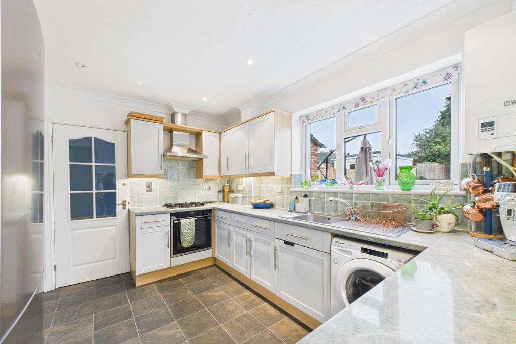 House in Dacorum, Adeyfield - More