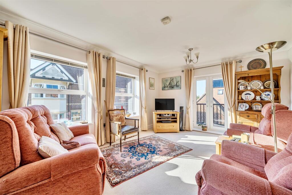 15 King George's Drive, Liphook photo 3