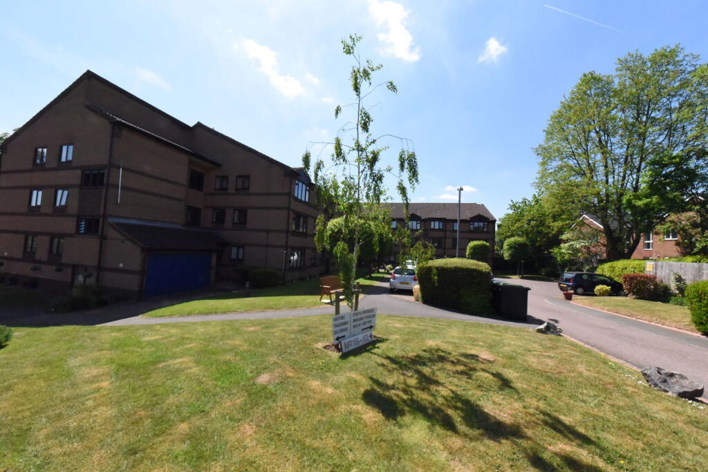 2-bed flat on Monyhull Hall Road, Birmingham, B30 3QJ, £95,000