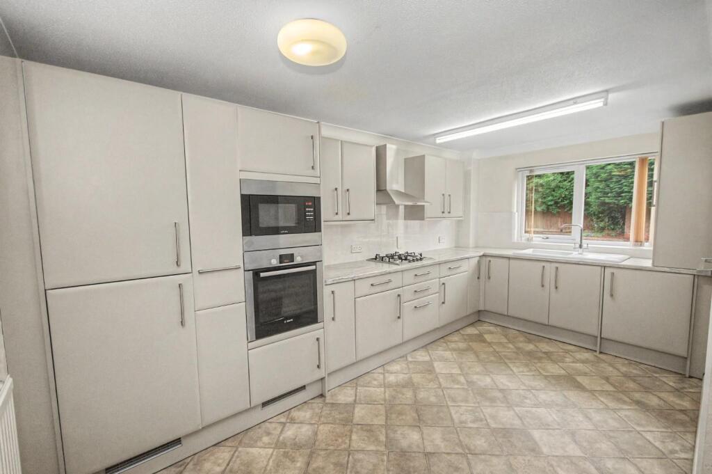 Apartment in Northampton, Semilong - View 3
