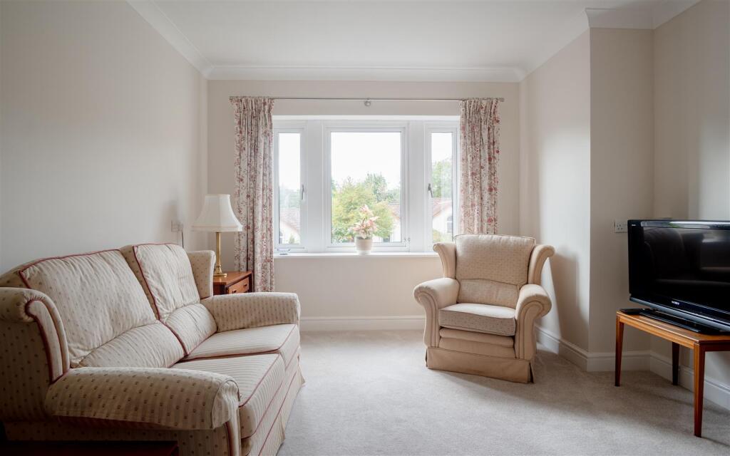 Apartment in Reigate and Banstead, South Park - View 5