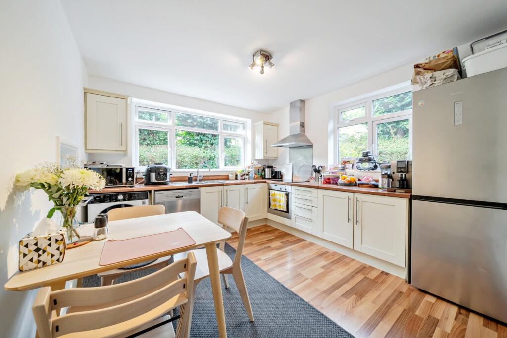 Apartment in London, Cottenham Park, Raynes Park - View 2