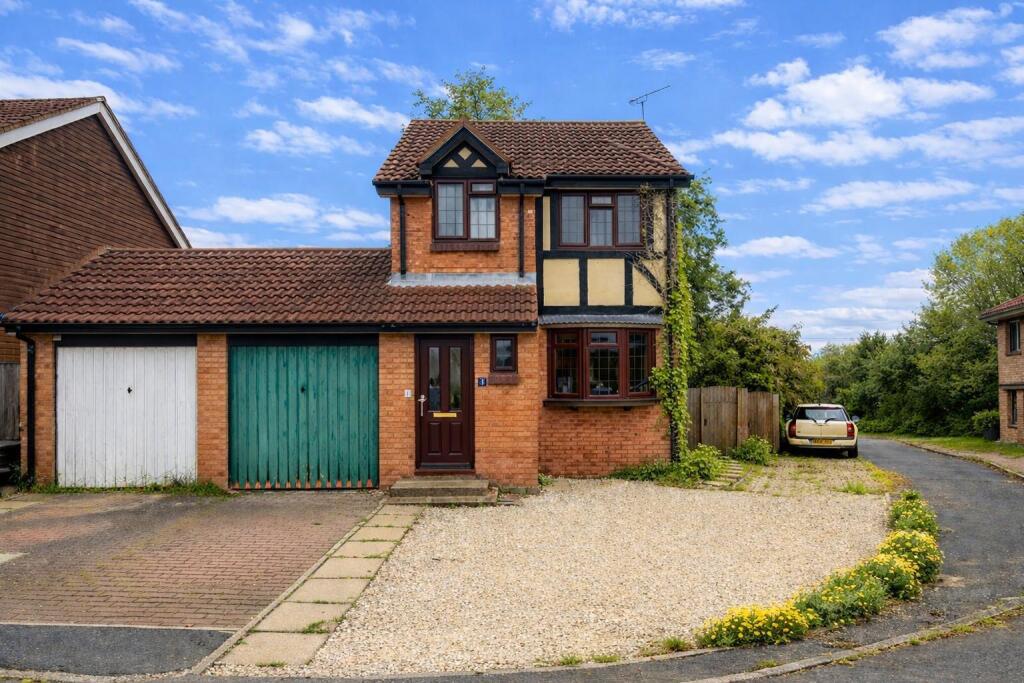 3-bed detached on Haddon Close, Grange Park, Swindon, £325,000